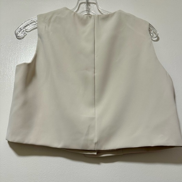 Cream Tailored Vest with V-Neckline and Cropped‎ Length - Picture 5 of 8